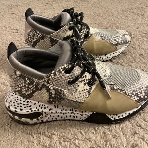 Gently worn Steve Madden Cliff Sneakers